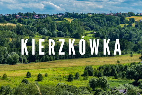 Widok wsi i napis Kierzkówka